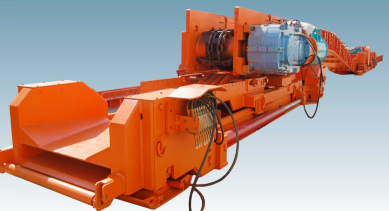 刮板轉(zhuǎn)載機(jī)-煤礦運(yùn)輸?shù)暮脦褪?/></p><p>刮板轉(zhuǎn)載機(jī)可與刮板輸送機(jī)、順槽可伸縮皮帶機(jī)、破碎機(jī)、液壓支架相配套。</p><p>在工作時(shí)，刮板轉(zhuǎn)載機(jī)的機(jī)頭小車會(huì)搭接在皮帶機(jī)的機(jī)尾上，隨著工作面輸送機(jī)的推移步距進(jìn)行整體調(diào)整。這樣，煤炭就可以從工作面輸送機(jī)經(jīng)過(guò)橋式轉(zhuǎn)載機(jī)，順利地轉(zhuǎn)載到可伸縮皮帶機(jī)上，然后被運(yùn)走。</p><p>在大型綜采工藝中，刮板轉(zhuǎn)載機(jī)的作用尤為顯著。它的一端與工作面輸送機(jī)搭接，另一端則與帶式輸送機(jī)的機(jī)尾相連。這種設(shè)備能夠?qū)⒉删蛎嫔嫌晒伟鍣C(jī)運(yùn)出的煤炭從巷道底板升高后，轉(zhuǎn)送到帶式輸送機(jī)上。</p><p>順槽用刮板轉(zhuǎn)載機(jī)有軋制中部槽組裝式和整體組焊箱式結(jié)構(gòu)兩種，以滿足不同用戶的需求。采用整體組焊箱式結(jié)構(gòu)的順槽用轉(zhuǎn)載機(jī)具有安裝方便、便于維護(hù)的優(yōu)點(diǎn)，整機(jī)壽命（過(guò)煤量）可達(dá)到40至1000萬(wàn)噸。</p><p><br/></p>
                    </div>
                </div>


                <div   id=